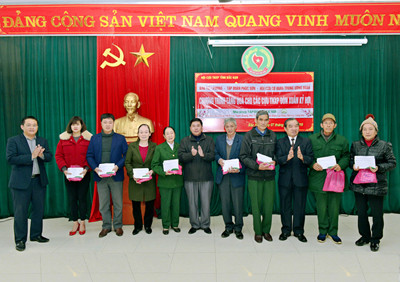 Cựu TNXP các tỉnh miền núi phía Bắc xúc động đón quà Tết sớm ảnh 1