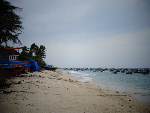 4. Đi lại giữa Phú Quý và đất liền chủ yếu bằng tàu chở khách. Những ngày gần đây biển động, tàu khách không chạy được. Gần như năm nào cũng có một hai đợt biển động mạnh, mọi tàu bè, gồm tàu khách và tàu cá phải nằm bến. Ở đảo Phú Quý, người dân thường phải tích trữ nhiều gạo, lương thực để phòng khi biển động dài ngày, tàu không đưa lương thực, thực phẩm ra đảo được