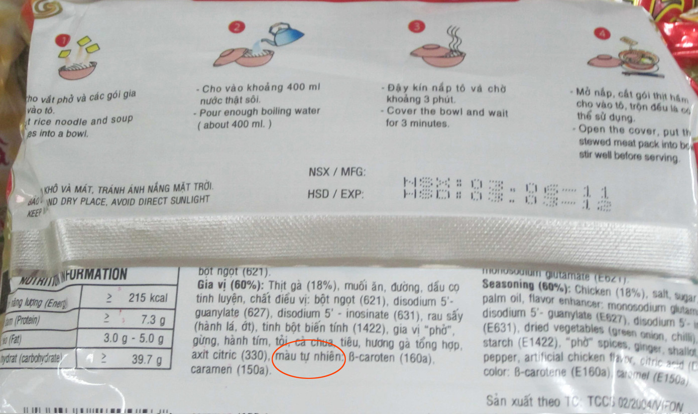 Trên thị trường mỳ ăn liền ở Việt Nam, bên cạnh một số nhãn vẫn ghi dùng phẩm màu tổng hợp E102, đã có thể tìm thấy nhãn dùng phẩm màu tự nhiên