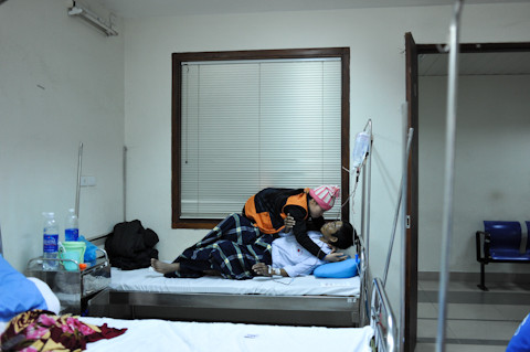 Chị Nguyên đến với anh Thảo vì tình nghĩa. Gia đình anh bán hết nhà cửa, ruộng nương để chạy bệnh. Khi hỏi vì sao biết anh lâm trọng bệnh mà vẫn gắn bó, chị Nguyên nghẹn ngào: “Thương yêu thì đến với nhau thôi.”