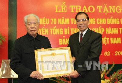 Trao tặng Huy hiệu 70 năm tuổi Đảng cho đồng chí Đỗ Mười. Ảnh: Đinh Xuân Tuân-TTXVN