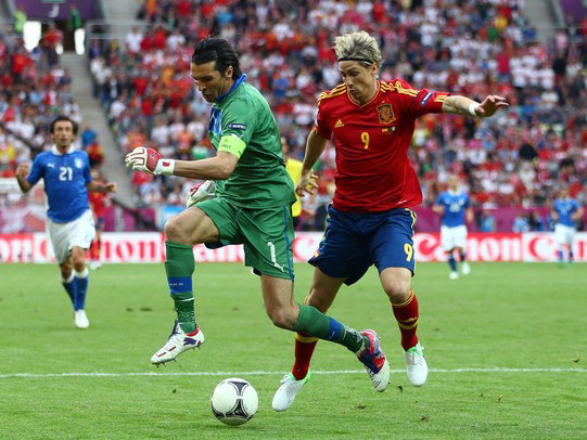 Torres thi đấu lập bập để bị cả thủ môn Buffon tước bóng trong chân. Torres thi đấu lập bập để bị cả thủ môn Buffon tước bóng trong chân