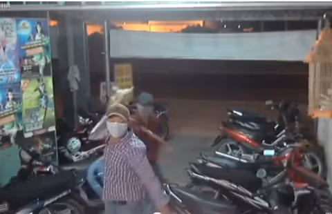 Tên cướp dùng mã tấu chém chủ tiệm để giải cứu đồng bọn
