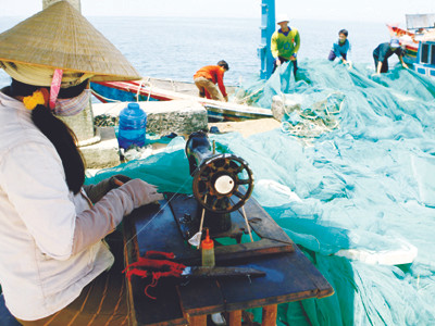 Người dân đảo Lý Sơn chuẩn bị lưới trước khi ra khơi. Ảnh: Hồng Vĩnh