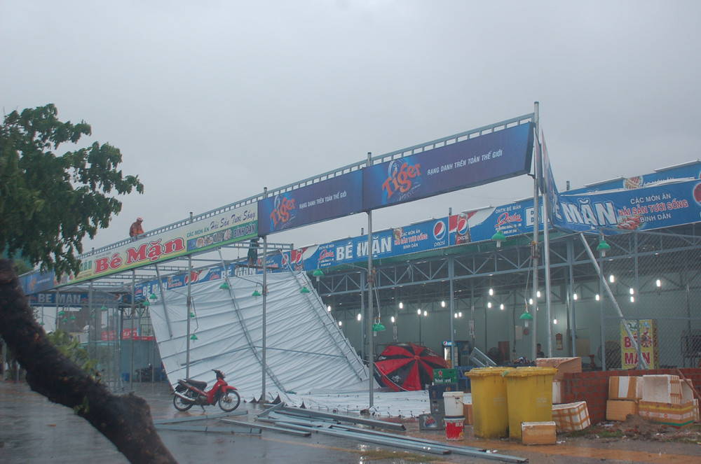 Gió lớn tàn phá các nhà hàng ven đường. Ảnh: NC Gió lớn tàn phá các nhà hàng ven đường