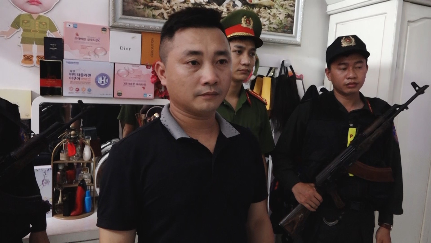 Lực lượng CA tiến hành khám xét và bắt giữ các đối tượng liên quan đến vụ việc Lực lượng CA tiến hành khám xét và bắt giữ các đối tượng liên quan đến vụ việc