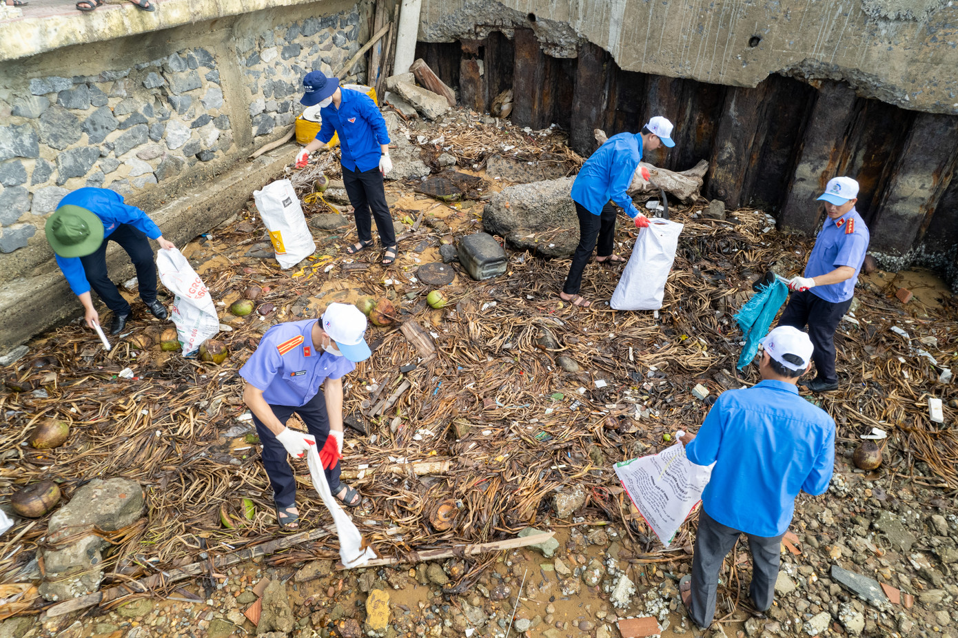 Dọn vệ sinh, rác thải ở xung quanh kè sông Nhật Lệ Dọn vệ sinh, rác thải ở xung quanh kè sông Nhật Lệ