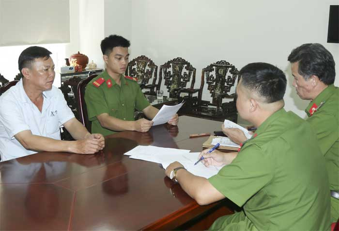 Đối tượng Ninh ra đầu thú tại cơ quan Công an