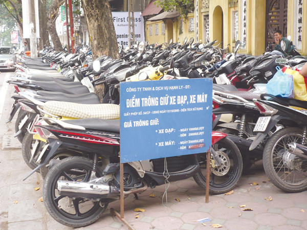 Sau khi bị xử phạt, điểm trông giữ xe trước số 13 Bà Triệu do UBND phường Tràng Tiền quản lý vừa được giao cho một đơn vị khác. Ảnh: Trọng Đảng