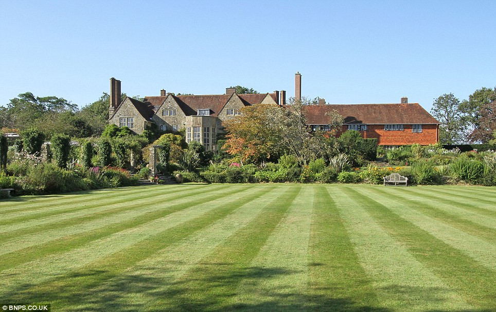 Phía trước ngôi biệt thự là một khoảng đất trống trồng cỏ tuyệt đẹp