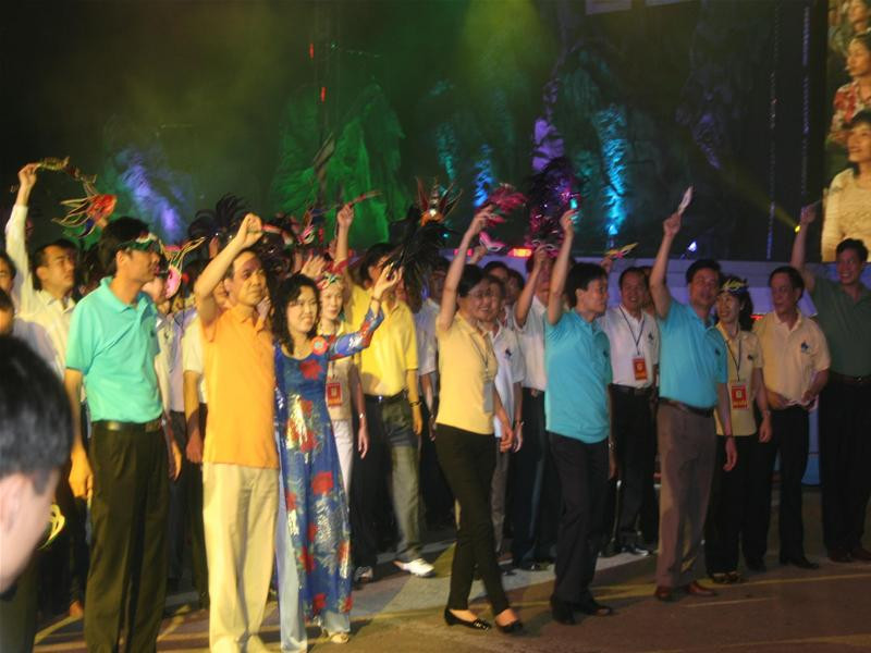 Đoàn cán bộ cao cấp tỉnh Quảng Ninh cũng hóa trang tham gia lễ hội . ảnh: BK-TD