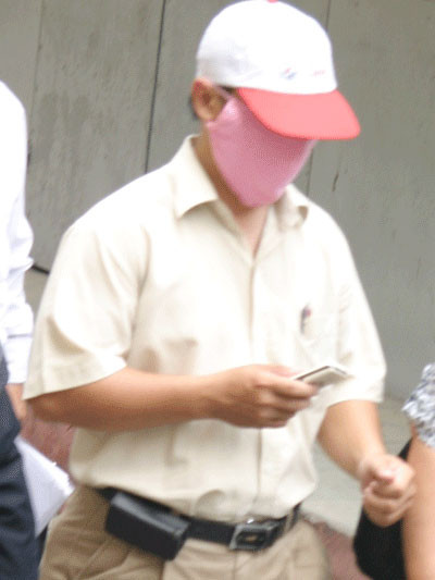 Bị cáo Công bịt khẩu trang giấu mặt sau phiên xử