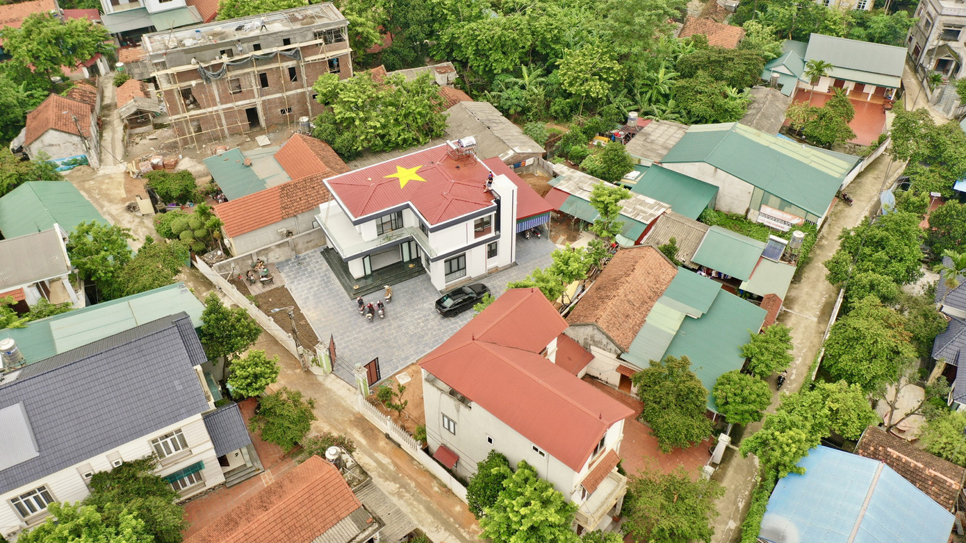 Ngôi nhà với phần mái vẽ hình quốc kỳ Việt Nam của gia đình Quang Vũ ở Tam Dương, Vĩnh Phúc. Ảnh: Vu Le Ngôi nhà với phần mái vẽ hình quốc kỳ Việt Nam của gia đình Quang Vũ ở Tam Dương, Vĩnh Phúc. Ảnh: Vu Le