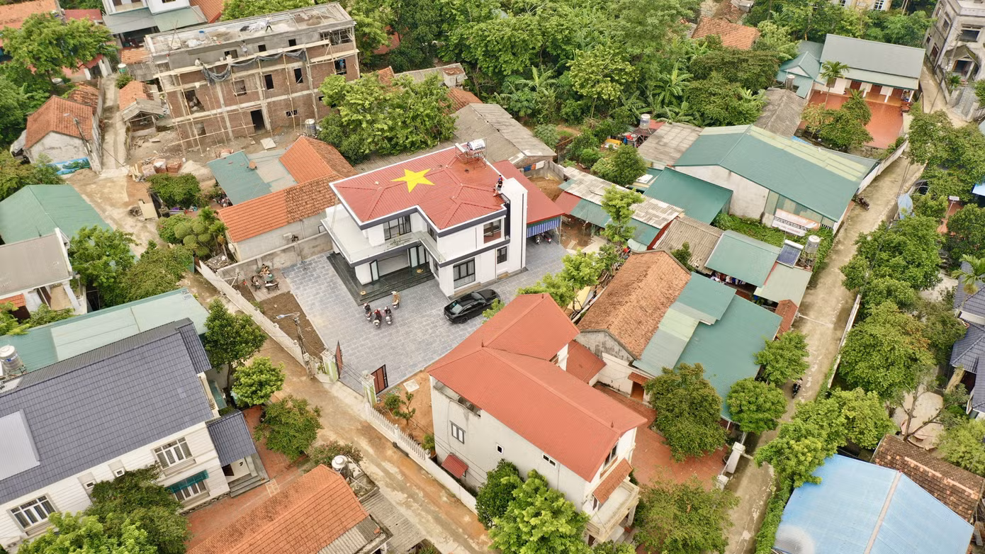 Ngôi nhà với phần mái vẽ hình quốc kỳ Việt Nam của gia đình Quang Vũ ở Tam Dương, Vĩnh Phúc. Ảnh: Vu Le Ngôi nhà với phần mái vẽ hình quốc kỳ Việt Nam của gia đình Quang Vũ ở Tam Dương, Vĩnh Phúc. Ảnh: Vu Le