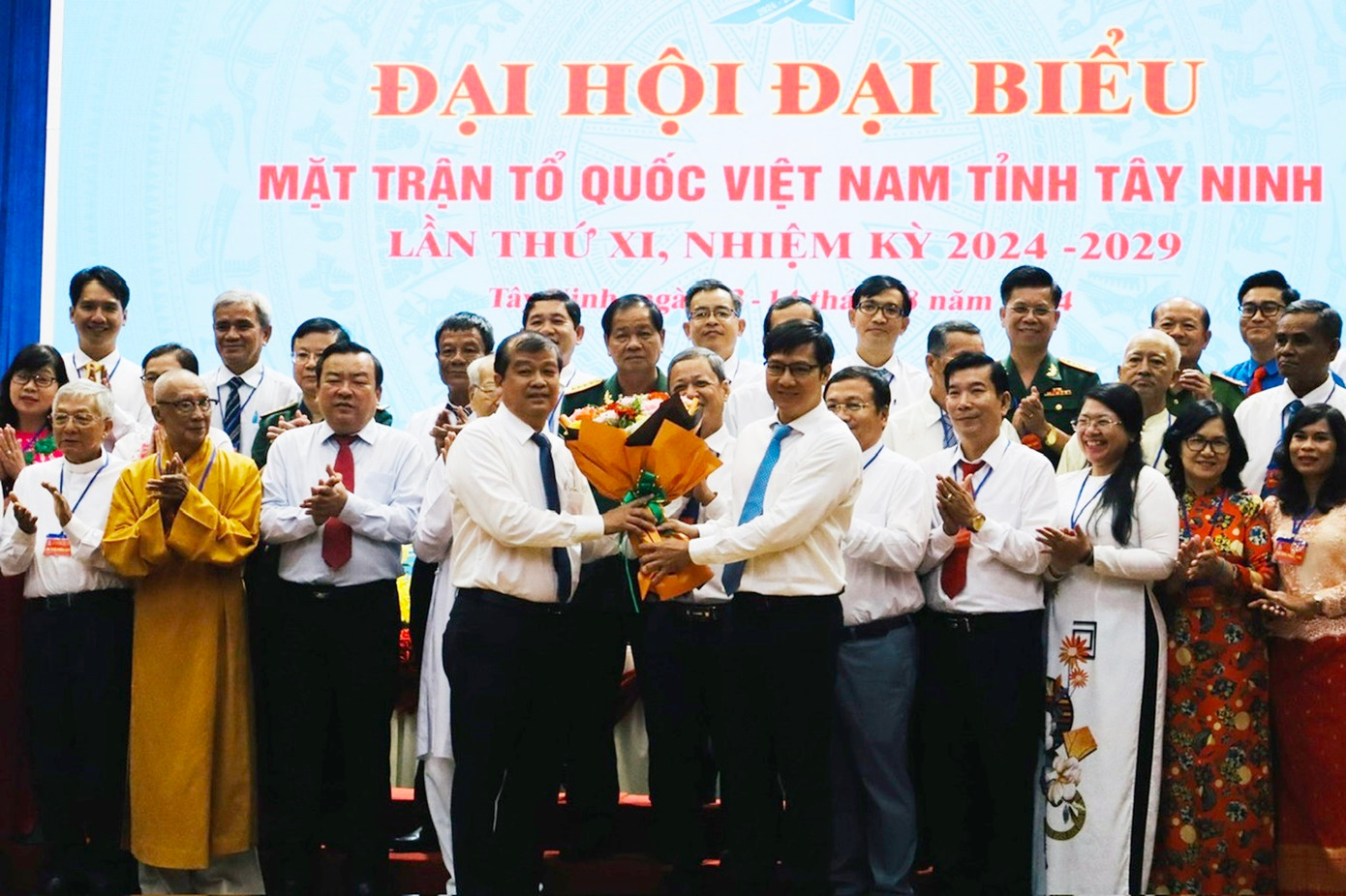 Bí thư Tỉnh ủy Nguyễn Thành Tâm (phải) tặng hoa chúc mừng ông Võ Đức Trong. Ảnh: Tân Châu Bí thư Tỉnh ủy Nguyễn Thành Tâm (phải) tặng hoa chúc mừng ông Võ Đức Trong. Ảnh: Tân Châu