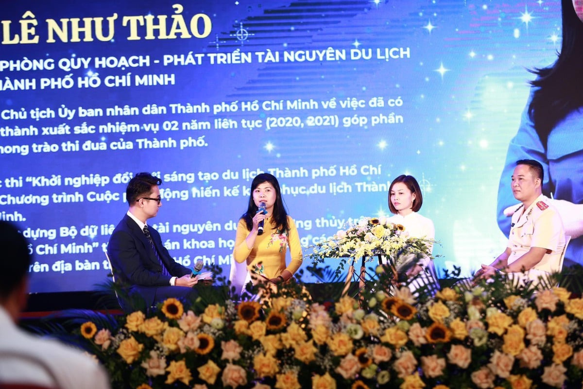 Cán bộ, công chức, viên chức trẻ tiêu biểu năm 2022 giao lưu tại lễ tuyên dương. Cán bộ, công chức, viên chức trẻ tiêu biểu năm 2022 giao lưu tại lễ tuyên dương.