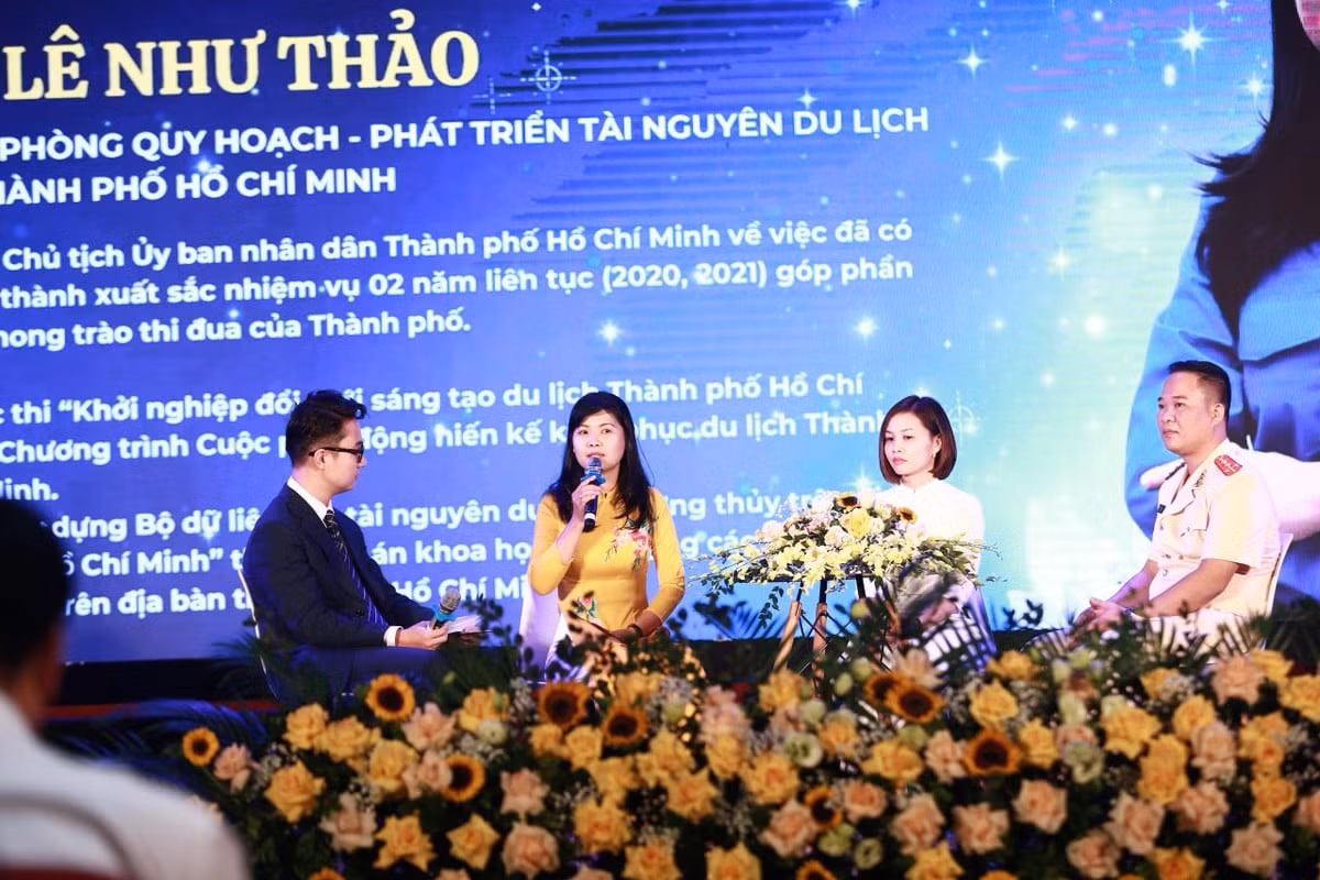 Cán bộ, công chức, viên chức trẻ tiêu biểu năm 2022 giao lưu tại lễ tuyên dương.
