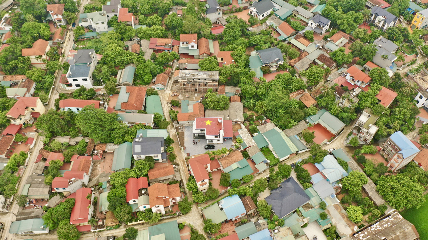 Ngôi nhà của chàng trai Vĩnh Phúc nổi bật giữa các công trình xung quanh bởi hình ảnh lá cờ đỏ sao vàng Việt Nam. Ảnh: Vu Le Ngôi nhà của chàng trai Vĩnh Phúc nổi bật giữa các công trình xung quanh bởi hình ảnh lá cờ đỏ sao vàng Việt Nam. Ảnh: Vu Le