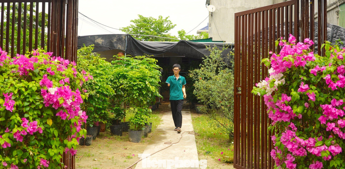 Vợ chồng Sỹ đã mạnh dạn vay mượn 500 triệu đồng, thuê 300m2 đất tại thành phố Hà Tĩnh để xây dựng nhà xưởng, trồng vườn hoa đặt tên là Happy Garden - khu vườn hạnh phúc vào tháng 10/2023.