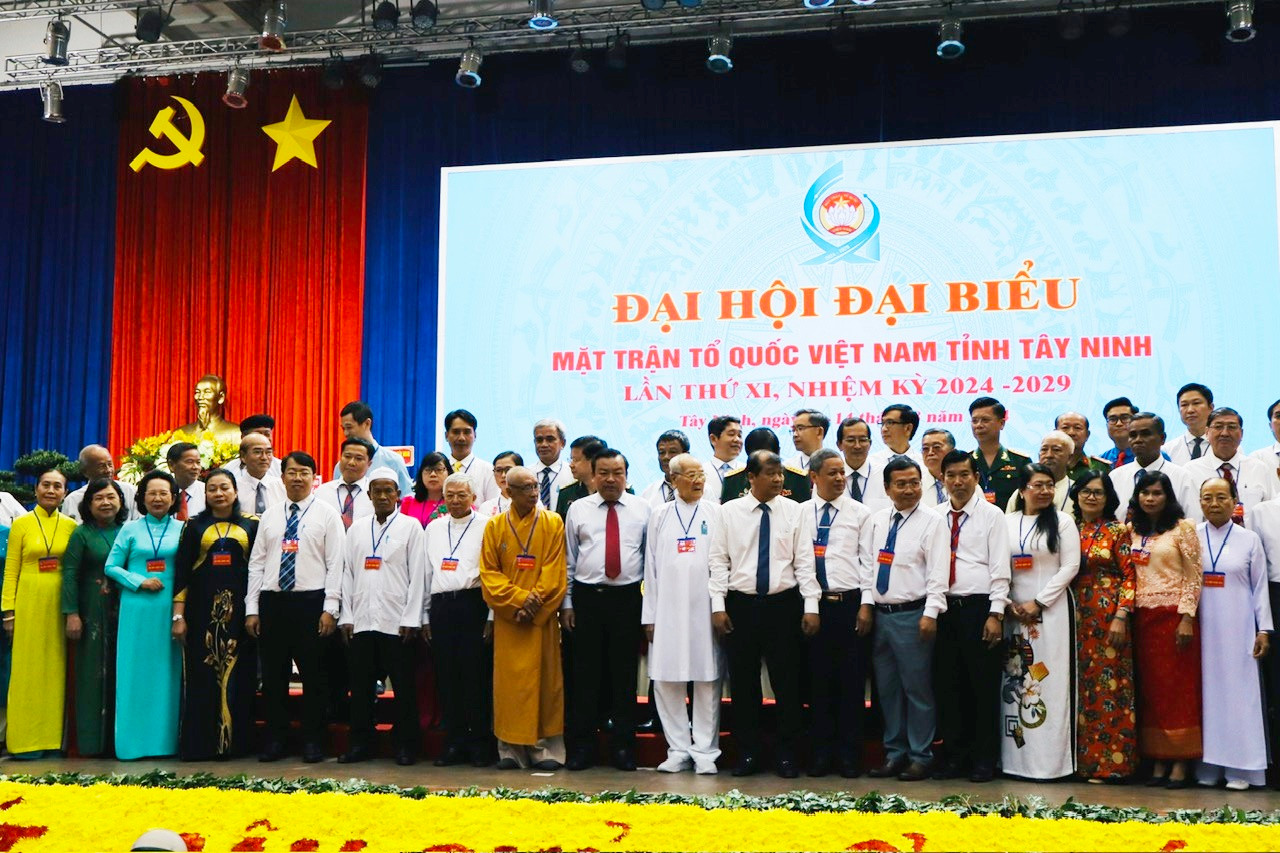 Ra mắt các Ủy viên Ủy ban MTTQ Việt Nam tỉnh Tây Ninh nhiệm kỳ 2024-2029. Ảnh: Tân Châu Ra mắt các Ủy viên Ủy ban MTTQ Việt Nam tỉnh Tây Ninh nhiệm kỳ 2024-2029. Ảnh: Tân Châu