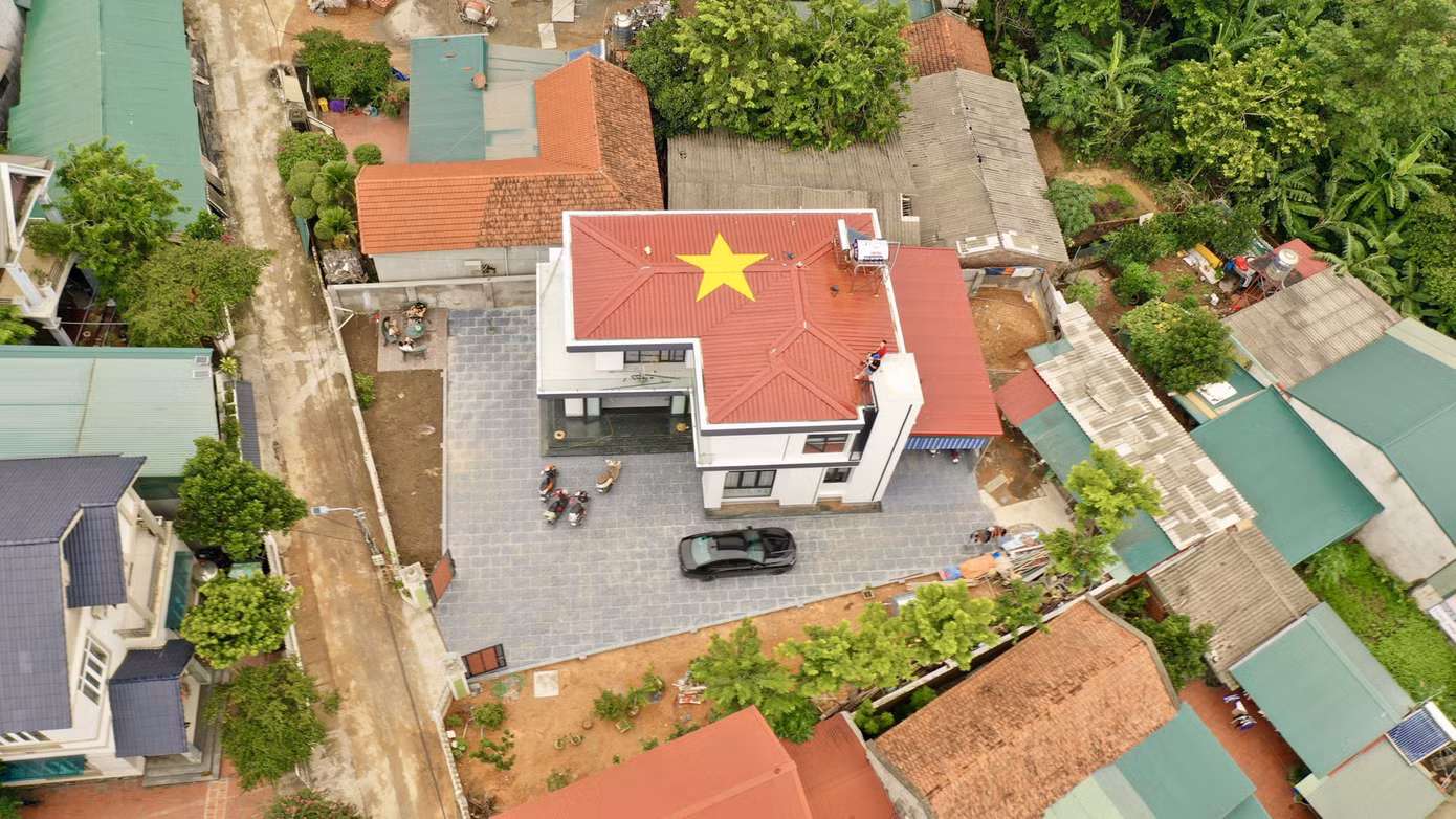 Ngôi nhà với phần mái vẽ hình quốc kỳ Việt Nam của gia đình Quang Vũ ở Tam Dương, Vĩnh Phúc. Ảnh: Vu Le Ngôi nhà với phần mái vẽ hình quốc kỳ Việt Nam của gia đình Quang Vũ ở Tam Dương, Vĩnh Phúc. Ảnh: Vu Le