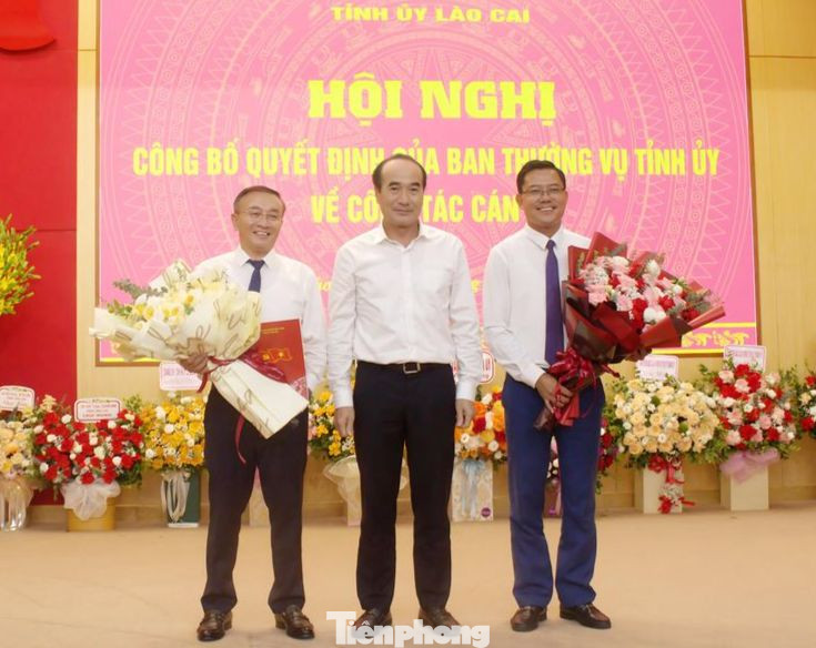 Phó Bí thư Thường trực Tỉnh ủy Vũ Xuân Cường trao Quyết định và tặng hoa chúc mừng hai đồng chí tân Phó Trưởng Ban Tuyên giáo Tỉnh ủy. Phó Bí thư Thường trực Tỉnh ủy Vũ Xuân Cường trao Quyết định và tặng hoa chúc mừng hai đồng chí tân Phó Trưởng Ban Tuyên giáo Tỉnh ủy.