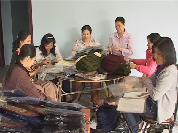 Chị em của cơ sở Trúc Quỳnh đang đóng gói sản phẩm để gửi tặng chiến sĩ Trường Sa
