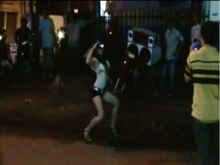 ... đến show hết “hàng” ra phía trước khi biết có người đang ghi hình