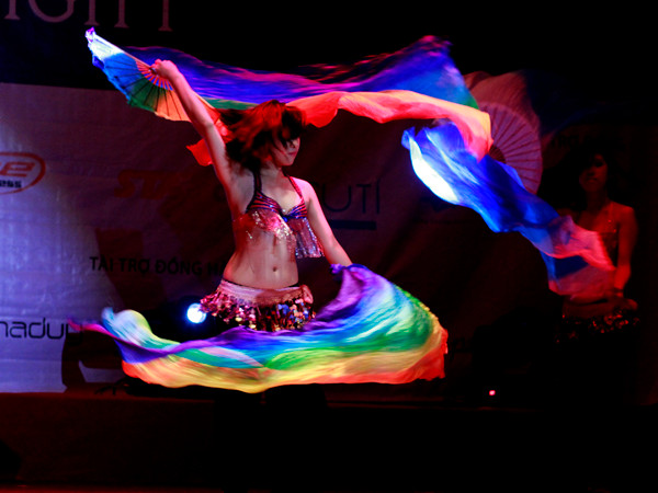 Nét uyển chuyển của cơ thể và dải lụa được thể hiện trong tưng động tác