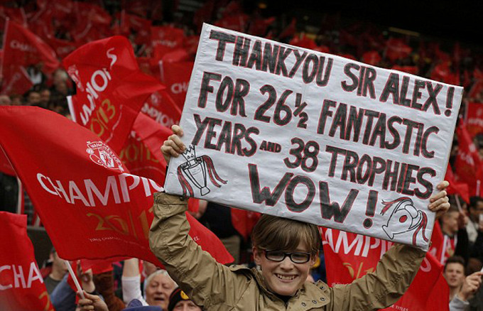 Các CĐV M.U gửi lời cảm ơn đến HLV Ferguson - Ảnh: Reuters