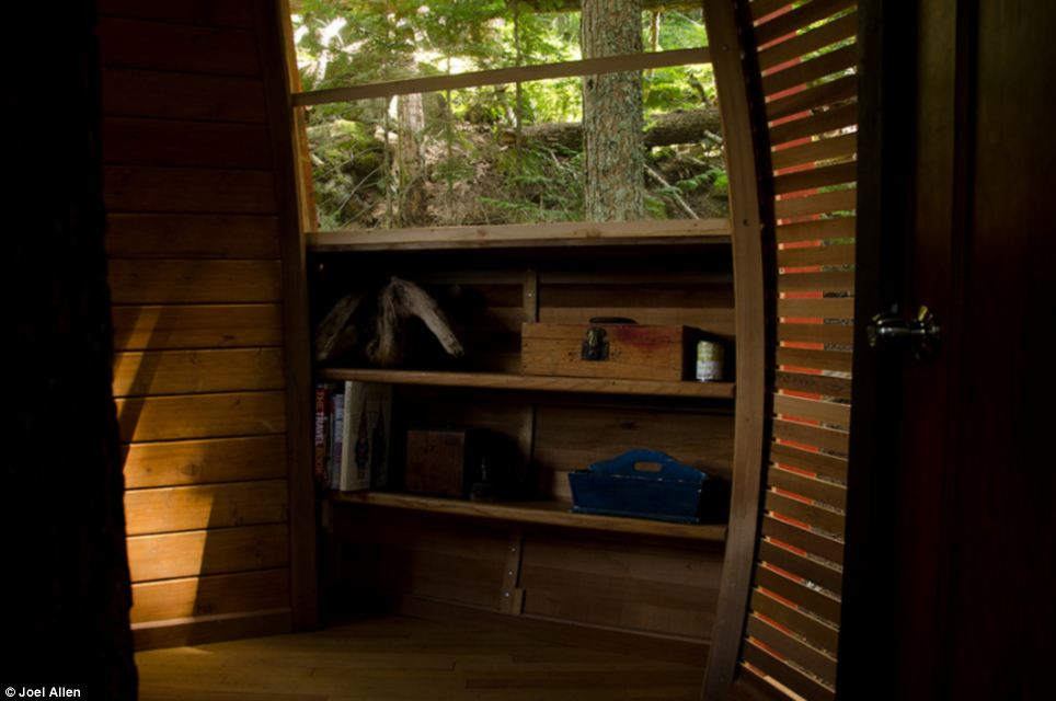 Bên trong ngôi nhà. 