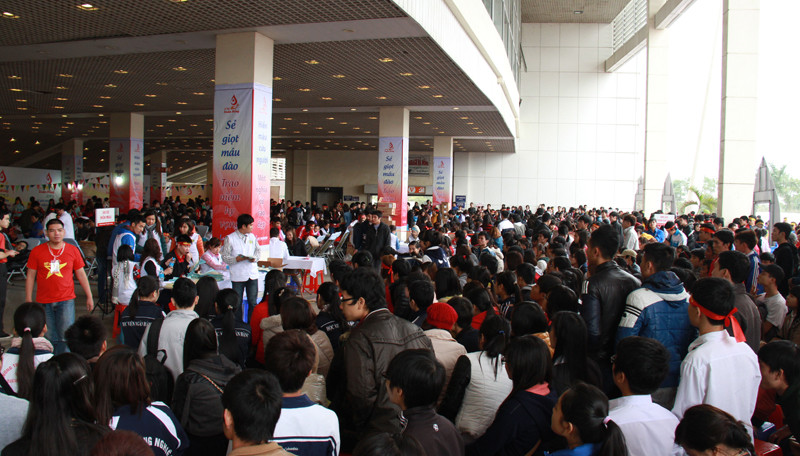 Rất đông bạn trẻ chờ đợi đến lượt hiến máu