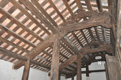Toàn bộ cột, kèo trong nhà làm bằng gỗ lim nên rất vững chãi. Ảnh: Văn Định. Toàn bộ cột, kèo trong nhà làm bằng gỗ lim nên rất vững chãi. Ảnh: Văn Định