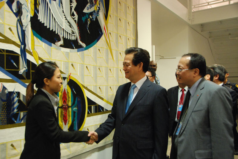 Các quan chức LHQ chúc mừng Thủ tướng Việt Nam Nguyễn Tấn Dũng sau bài phát biểu