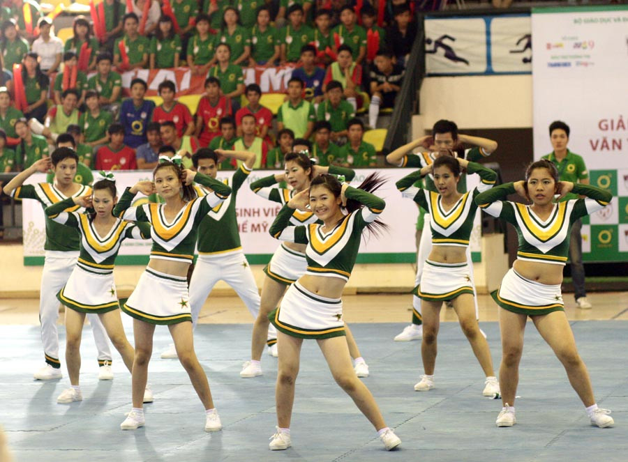 Những nữ doanh nhân tương lai thể hiện vẻ đẹp khỏe khoắn, uyển chuyển trong từng động tác