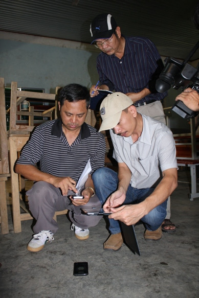 Các chuyên gia đo đạc, xác định vị trí của các vết nứt bất thường xuất hiện ở trường THCS Lê Hồng Phong xuất hiện sau trận động đất sáng ngày 7-9. 