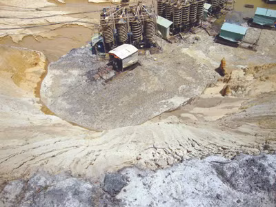 Khai thác titan ở độ sâu trên 20m tại xã Mỹ An. Ảnh: Việt Hương. Khai thác titan ở độ sâu trên 20m tại xã Mỹ An Ảnh: Việt Hương