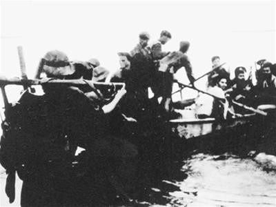 Hoàng hôn xuống, du kích bến đò Tùng Luật đưa các đơn vị bộ đội vào Nam đánh Mỹ