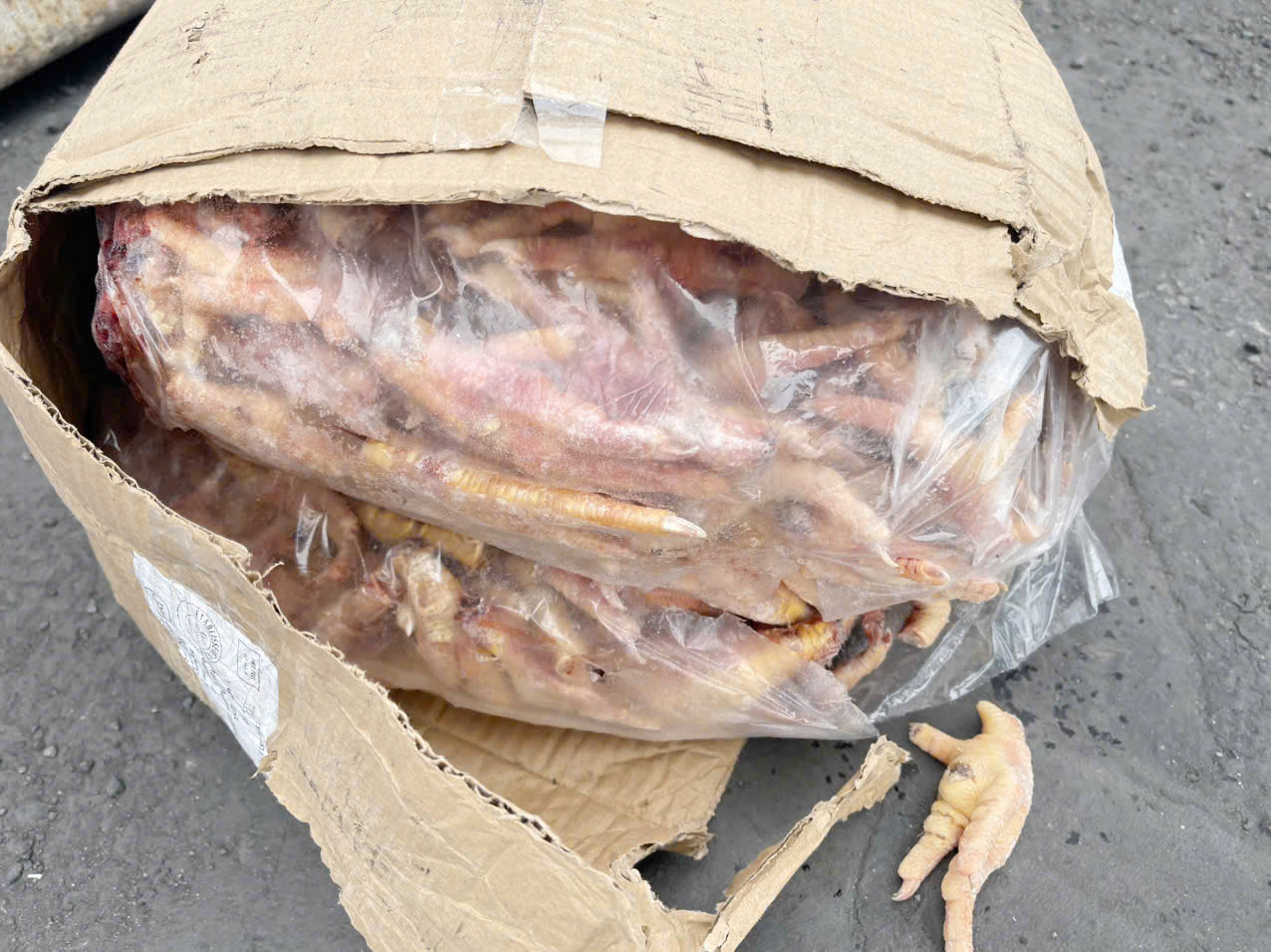 Chân gà đông lạnh chuẩn bị xuất khẩu. Chân gà đông lạnh chuẩn bị xuất khẩu.