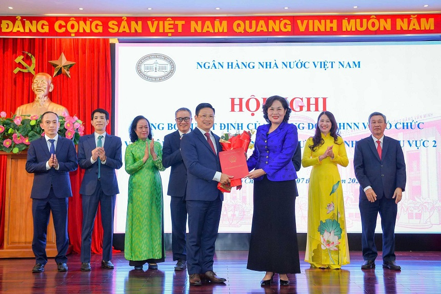 Thống đốc Nguyễn Thị Hồng trao quyết định cho ông Võ Minh Tuấn – Giám đốc Ngân hàng Nhà nước chi nhánh khu vực 2.