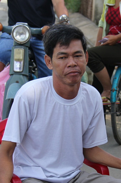 Ông Nỡ đang kể lại vụ đối mặt với nhóm cướp giải cứu cô gái...