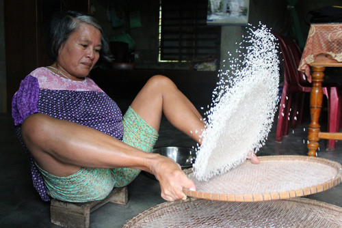 Mỗi ngày, chị kiếm được 20.000 - 30.000 đồng, nhưng cũng có hôm không được đồng nào vì sức khỏe yếu nên không sàng gạo được. Ảnh: Tiến Hùng. Mỗi ngày, chị kiếm được 20.000 - 30.000 đồng, nhưng cũng có hôm không được đồng nào vì sức khỏe yếu nên không sàng gạo được. Ảnh: Tiến Hùng