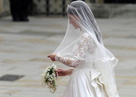 Trang Thời trang tờ Điện tín Anh cảm thán, chiếc váy cưới sang trọng, thời trang và hệt như một chiếc váy cổ tích. Chiếc váy thật thích hợp với một công nương do được kết hợp với phong cách của công chúa hiện đại thế kỉ 20 của Grace Kelly từng thiết kế cho cố công nương Diana – mẹ chồng Kate. Váy cưới không dây, lót ngực thời Victoria, khít eo và đuôi vét quét dài. Khoác phía ngoài là một chiếc áo ren thủ công. Tay áo dài, kiểu thời Trung cổ, chất liệu thân váy gồm ngà và xa-tanh trắng Chiếc váy cưới được hội tụ nhiều tính kế thừa của những chiếc váy cưới nơi Hoàng gia cũng như mang tính lịch sử riêng của nó. Nhóm học sinh trường May thêu Hoàng gia thực hiện bằng tay tại Cung điện Hampton. Kĩ năng thêu ren xuất phát từ Ai-len những năm 20 thế kỉ 19. Ren thêu hình hoa hồng, cúc đại đóa, thủy tiên, nhành lá dương xỉ. Họa tiết này được thể hiện trong đôi giày và tấm voan đội đầu của cô đâu. Đuôi voan dài 3 mét. Vương miện đội đầu Kate được sản xuất từ năm 1936 và được thừa kế lại từ Hoàng gia. Khuyên tai được kết từ kim cương hình chiếc lá sổi, niềm cảm hứng từ thành viên của gia đình Middleton, rất hợp đôi cùng chiếc vương miện. Shane Connelly thể hiện thông điệp từ những loài hoa gắn kết bó hoa cô dâu ôm, gồm nhiều loài hoa: biểu tượng cho hạnh phúc, lịch thiệp, tình yêu vĩnh hằng, chung thủy, đam mê và một cuộc sống hôn nhân tràn ngập tình yêu. Những chiếc váy phù dâu cũng do Sarah Burton (hãng Alexander McQueen) thiết kế, có kết xếp nếp bằng xa-tanh, trắng ngà, cùng chi tiết ren giống như váy cô dâu. Những chiếc váy của các bé gái xinh xắn cũng được thiết kế đầy tinh tế Kể từ lúc đôi uyên ương Will – Kate tuyên bố lễ thành hôn, các nhà thiết kế thời trang đã vào cuộc đua giành quyền sáng tạo váy cưới cho Lễ cưới hoàng gia. Sarah Burton đã chiến thắng. 35 tuổi, nhà thiết kế lừng lẫy sinh ra tại thành phố Manchester, hiện Sarah Burton đang là giám đốc sáng tạo thương hiệu Alexander McQueen hồi tháng 5 năm ngoái. Cô đã hoạt động 12 năm liên tục trong nghề. Trang Thời trang tờ Điện tín Anh cảm thán, chiếc váy cưới sang trọng, thời trang và hệt như một chiếc váy cổ tích. Chiếc váy thật thích hợp với một công nương do được kết hợp với phong cách của công chúa hiện đại thế kỉ 20 của Grace Kelly từng thiết kế cho cố công nương Diana – mẹ chồng Kate. Váy cưới không dây, lót ngực thời Victoria, khít eo và đuôi vét quét dài. Khoác phía ngoài là một chiếc áo ren thủ công. Tay áo dài, kiểu thời Trung cổ, chất liệu thân váy gồm ngà và xa-tanh trắng Chiếc váy cưới được hội tụ nhiều tính kế thừa của những chiếc váy cưới nơi Hoàng gia cũng như mang tính lịch sử riêng của nó. Nhóm học sinh trường May thêu Hoàng gia thực hiện bằng tay tại Cung điện Hampton. Kĩ năng thêu ren xuất phát từ Ai-len những năm 20 thế kỉ 19. Ren thêu hình hoa hồng, cúc đại đóa, thủy tiên, nhành lá dương xỉ. Họa tiết này được thể hiện trong đôi giày và tấm voan đội đầu của cô đâu. Đuôi voan dài 3 mét. Vương miện đội đầu Kate được sản xuất từ năm 1936 và được thừa kế lại từ Hoàng gia. Khuyên tai được kết từ kim cương hình chiếc lá sổi, niềm cảm hứng từ thành viên của gia đình Middleton, rất hợp đôi cùng chiếc vương miện. Shane Connelly thể hiện thông điệp từ những loài hoa gắn kết bó hoa cô dâu ôm, gồm nhiều loài hoa: biểu tượng cho hạnh phúc, lịch thiệp, tình yêu vĩnh hằng, chung thủy, đam mê và một cuộc sống hôn nhân tràn ngập tình yêu. Những chiếc váy phù dâu cũng do Sarah Burton (hãng Alexander McQueen) thiết kế, có kết xếp nếp bằng xa-tanh, trắng ngà, cùng chi tiết ren giống như váy cô dâu. Những chiếc váy của các bé gái xinh xắn cũng được thiết kế đầy tinh tế Kể từ lúc đôi uyên ương Will – Kate tuyên bố lễ thành hôn, các nhà thiết kế thời trang đã vào cuộc đua giành quyền sáng tạo váy cưới cho Lễ cưới hoàng gia. Sarah Burton đã chiến thắng. 35 tuổi, nhà thiết kế lừng lẫy sinh ra tại thành phố Manchester, hiện Sarah Burton đang là giám đốc sáng tạo thương hiệu Alexander McQueen hồi tháng 5 năm ngoái. Cô đã hoạt động 12 năm liên tục trong nghề.