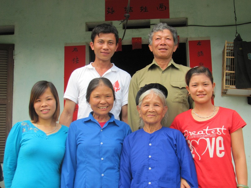 Bà Lởi và con cháu giữ vững truyền thống gia đình cách mạng. Ảnh: Duy Chiến