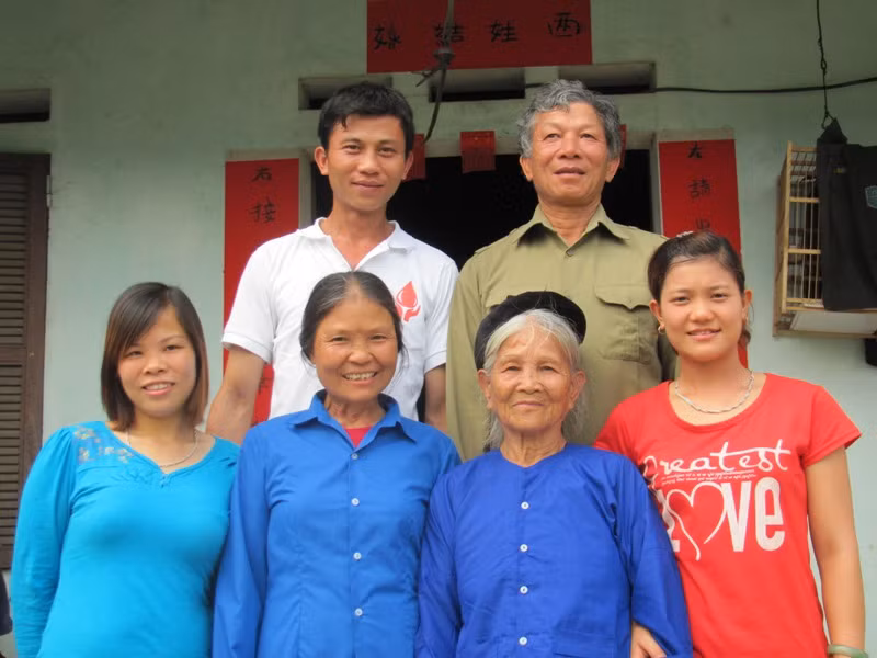 Bà Lởi và con cháu giữ vững truyền thống gia đình cách mạng. Ảnh: Duy Chiến