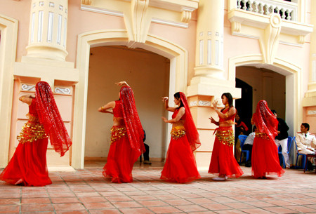 Các nữ phạm nhân biểu diễn trên sân khấu của trại giam Phú Sơn 4. Ảnh: Giadinh.net