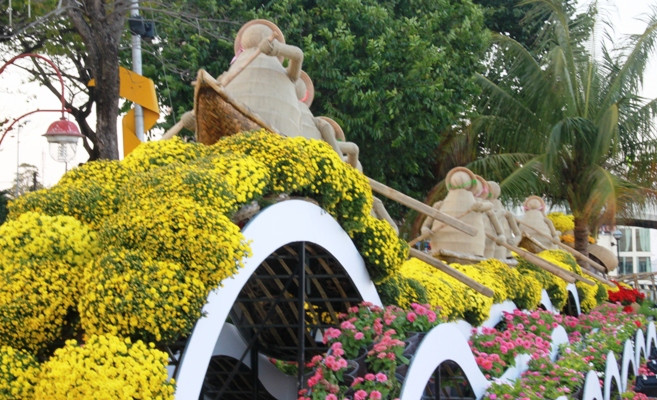 Đường hoa có những phần thiết kế ấn tượng, mang đầy ý nghĩa như: Cổng hoa, Ước mơ hoa, Sóng cuộn hoa, Đồi hoa đào, Dù bắp hoa, Thuyền rồng vượt sóng, Rắn nhả ngọc, Lăng kính cầu vồng..