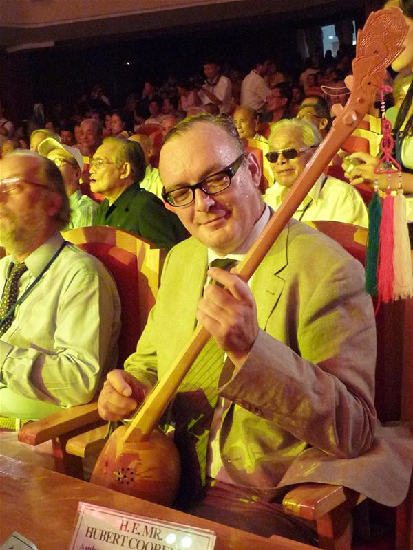 Một vị khách quốc tế bị đàn tính hấp dẫn