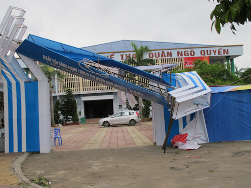 Đổ cổng vì gió bão