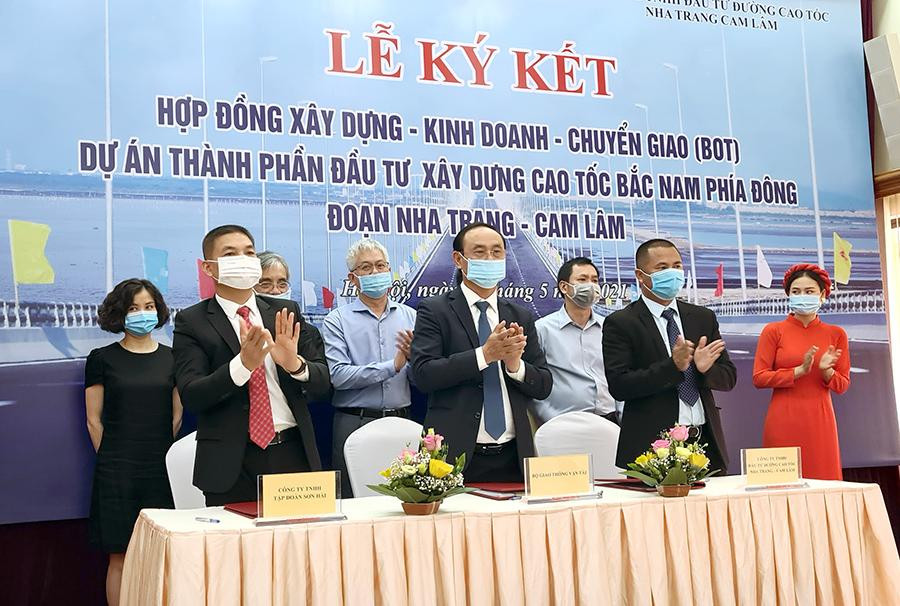 Hết thời gian huy động vốn tín dụng theo hợp đồng BOT nhưng nhà đầu tư BOT đoạn cao tốc Nha Trang - Cam Lâm vẫn chưa huy động được. Ảnh ký hợp đồng BOT. Hết thời gian huy động vốn tín dụng theo hợp đồng BOT nhưng nhà đầu tư BOT đoạn cao tốc Nha Trang - Cam Lâm vẫn chưa huy động được. Ảnh ký hợp đồng BOT.